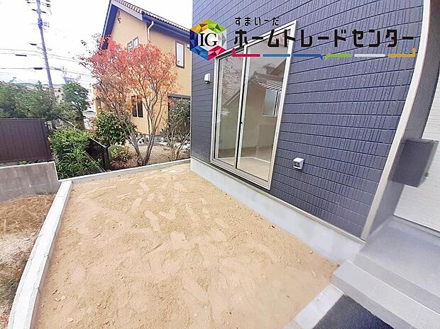 【庭】2号棟 お庭スペース☆
お庭がございます♪
小さなお子様の遊び場や、ガーデニング・家庭菜園・BBQなどお好みにお楽しみいただけます♪