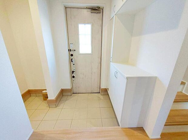 【玄関】３号棟
明るくて清潔感溢れる玄関。
便利な下駄箱収納付きです♪
全身鏡が付いており、お出掛け前のチェックに役立ちます♪　　　　