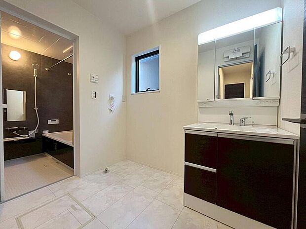 【洗面台・洗面所】8号棟
広々とした洗面スペース♪
暮らしを快適にする三面鏡仕様の洗面化粧台。
収納力と機能性に優れた使いやすい設備で、忙しい朝の身支度もスムーズに♪