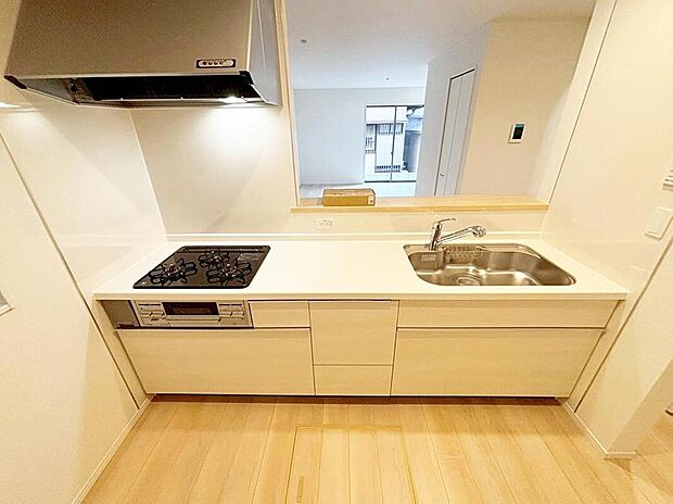 【キッチン】１号棟
収納力豊富なシステムキッチン。
大型スライド収納付きで、すっきり片付けやすいキッチンです。
床下収納もついています♪