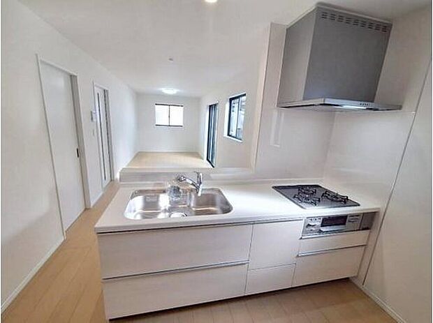 【キッチン】B号棟
収納力豊富なシステムキッチン。
大型スライド収納付きで、すっきり片付けやすいキッチンです。
床下収納もついています♪