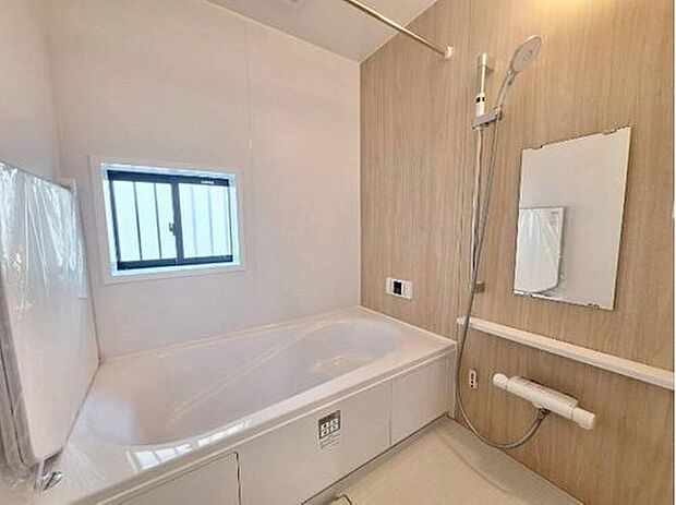 【浴室】B号棟
１坪以上広さを設けた浴室で、ゆったりバスタイム♪
お子様と一緒に入るにも充分な広さです。
一日の疲れを癒せます♪