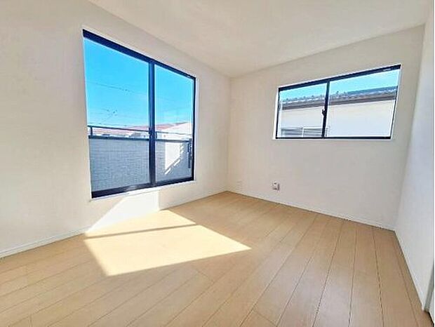 【リビング以外の居室】B号棟
２面採光を施した為、晴れの日の日中はいつも明るい室内に。
窓を開放すれば気持ちの良い風が入り込んできます。