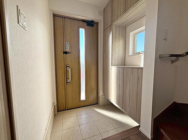 【玄関】明るくて清潔感溢れる玄関スペース♪
便利なシューズボックス付きで、散らかりがちな玄関もスッキリ片付きます♪
急な来客時でも安心ですね♪