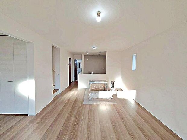 【リビング】明るい雰囲気が心地いい１７帖の明るいリビング♪
対面式キッチンは、家事をしながら家族の様子が一目でわかる安心＆便利設備♪
各棟リビング階段仕様なので、毎日家族とのコミュニケーションが捗りそう♪