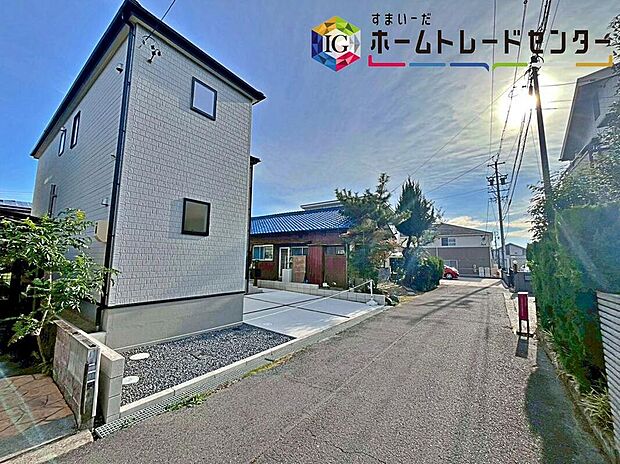 【前面道路含む現地写真】前面は、交通量の少ない西側約４ｍの私道です。
静かな環境で、駐車も落ち着いて行うことができます。