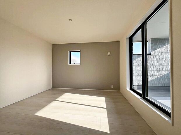 【リビング以外の居室】バルコニーに直接アクセスできる居室です！
室内の空気を効率よく入れ替えることができ、夏場や湿気の多い時期には便利です♪
