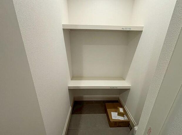 【玄関】１号棟シューズインクローク
玄関にシューズインクロークあります♪
アウトドア用品やベビーカー等の収納スペースに便利