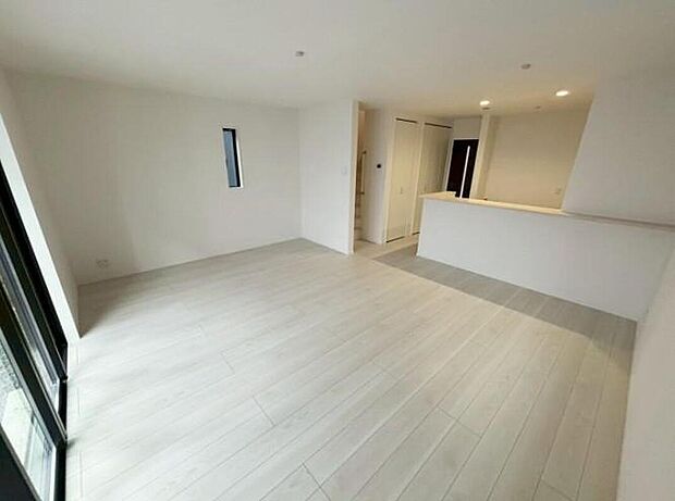 【リビング】１号棟
広々とした約１８．８帖のリビング♪
南東向きで日当たり良好です♪
階段横にカウンタースペースが付いています♪