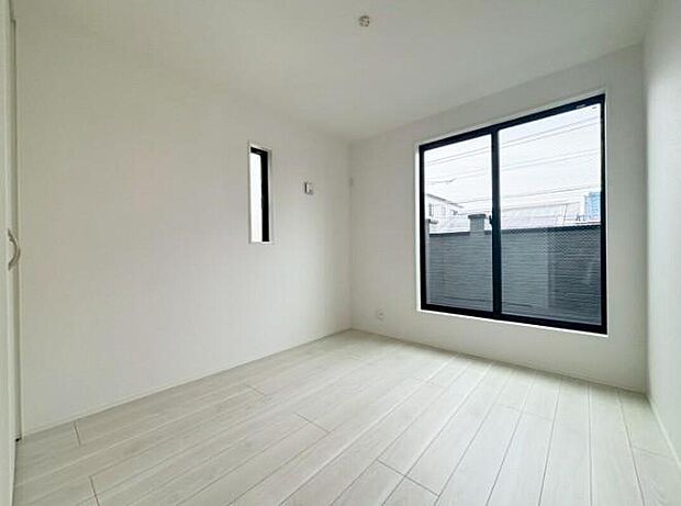 【リビング以外の居室】１号棟
バルコニーに直接アクセスできる居室です！
室内の空気を効率よく入れ替えることができ、夏場や湿気の多い時期には便利です♪