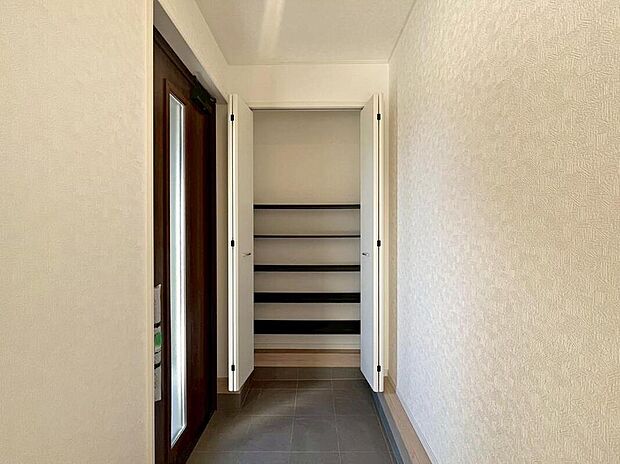 【玄関】３号棟
明るくて清潔感溢れる玄関。
収納力抜群で便利な下駄箱収納付きです♪
散らかりがちな玄関もすっきりと片付きます。