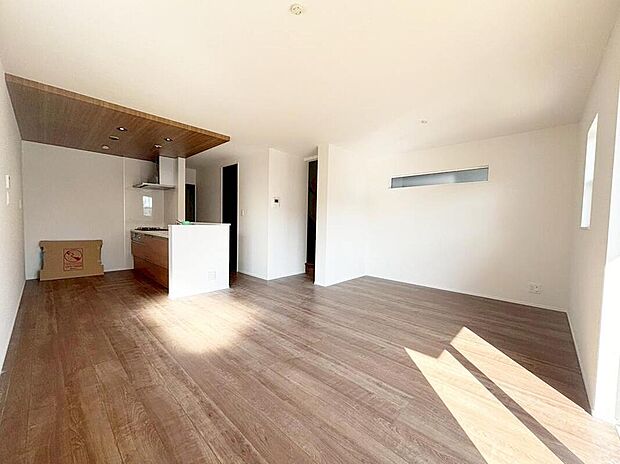 【リビング】１号棟
対面式キッチン仕様の１７．３帖のリビング♪
広々としたパントリーもございます♪
３面採光を施したので、晴れの日の日中はいつも明るい室内に。
窓を開放すれば気持ちの良い風が入り込んできます。