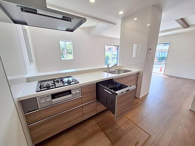 【キッチン】施工例
収納力豊富なシステムキッチン。
毎日の洗い物がラクになる便利な食洗機付きです♪
時間を短縮して、家事の時間も確保できます。