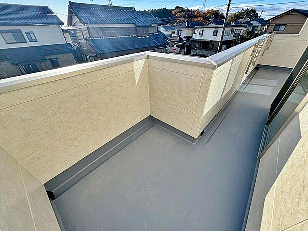 【バルコニー】１号棟
南向きで日当たり良好なワイドバルコニー！
洗濯物が気持ちよく乾きそうですね。
毎日のお洗濯が楽しくなりそう♪
リフレッシュ空間としても良さそうですね♪