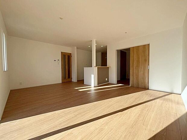 【リビング】２号棟
明るい雰囲気が心地いい１８帖のリビング♪　
採光良好です！　
家族団らんの時間も増えそうなくつろぎの場所になりそう♪