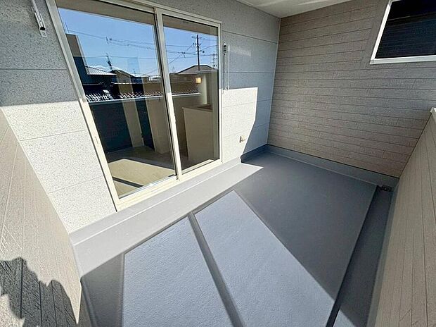 【バルコニー】２号棟
広々としたバルコニー♪
家族分の洗濯物もしっかり干せます。
お洗濯だけでなく、ちょっとしたリラックスできる空間になりそうです☆