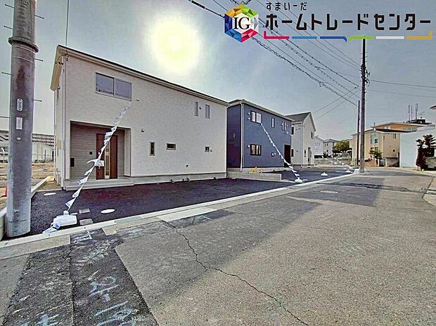 【前面道路含む現地写真】前面道路幅は北側約６ｍとゆとりがあるので、落ち着いて駐車することが可能です♪
しっかり舗装されているので、ベビーカー等で通っても安心ですね♪