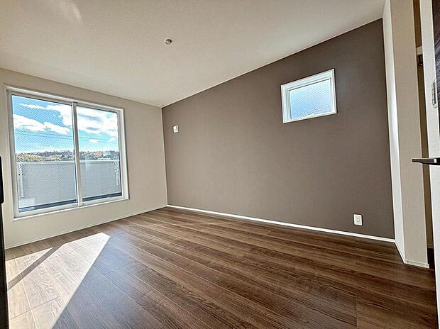 【リビング以外の居室】晴れの日の日中はいつも明るい室内に。窓を開放すれば気持ちの良い風が入り込んできます。　　　　