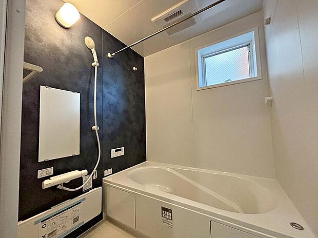 【浴室】１坪以上広さを設けた浴室で、ゆったりバスタイム♪
お子様と一緒に入るにも充分な広さです。一日の疲れを癒せます♪　