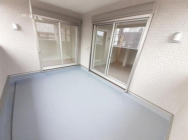 【バルコニー】広々としたバルコニースペース♪
インナーバルコニーのため雨の日の洗濯にも便利です♪