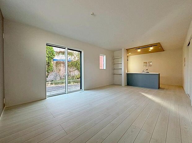 【リビング】２号棟
明るい雰囲気が心地いい１７帖のリビング♪　
採光良好です！　
家族団らんの時間も増えそうなくつろぎの場所になりそう♪