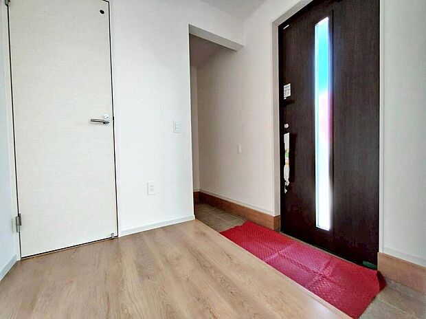 【玄関】２号棟
明るくて清潔感溢れる玄関。
便利なシューズインクローク付きです♪
散らかりがちな玄関もすっきりと片付きます♪
急な来客時でも安心ですね♪