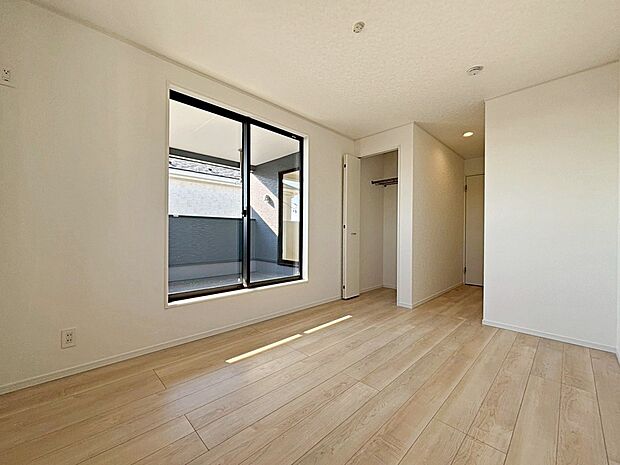 【リビング以外の居室】２号棟
バルコニーに直接アクセスできる居室です！
室内の空気を効率よく入れ替えることができ、夏場や湿気の多い時期には便利です♪