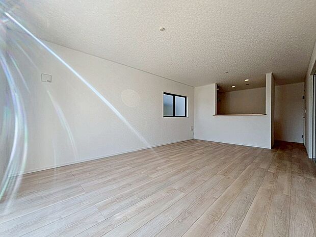 【リビング】２号棟
明るい雰囲気が心地いい広々とした１８帖のリビング♪
採光良好です！
家族団らんの時間も増えそうなくつろぎの場所になりそう♪