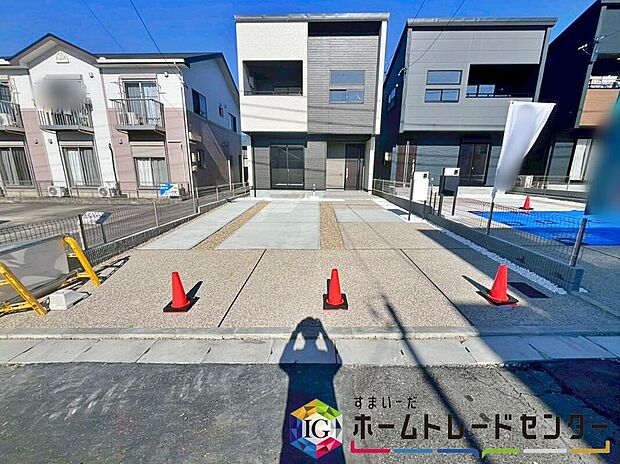 【駐車場】１号棟　駐車場
並列４台駐車可能なスペースを確保しました☆
来客時も安心です♪セカンドカー用にされてもいいですね♪
交通量が少なく、ゆとりをもって駐車できます。
駐車が必要ないスペースは他の用途多数！