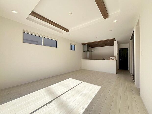 【リビング】１号棟
陽光ふりそそぐ明るい１７帖の広々としたリビング。
開放感抜群な折上天井仕様です♪
対面式キッチンは、家事をしながら家族の様子が一目でわかる安心＆便利設備♪