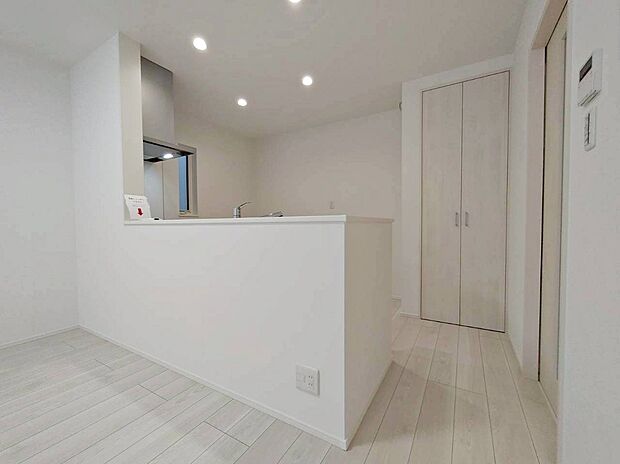 【収納】２号棟　パントリー・クローゼット
キッチン横にはパントリー（食糧庫）と、クローゼットがございます♪
食品だけでなく、普段は使わない食器や調理器具なども収納可能です♪
リビングがスッキリ片付きます♪