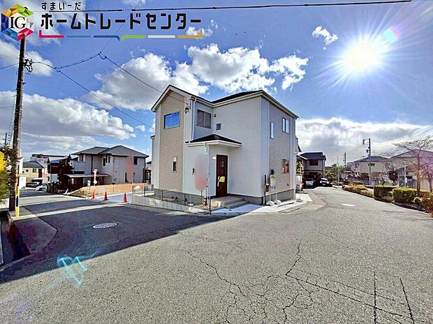 【前面道路含む現地写真】前面は、北西側約６．０ｍ、北東側約６．０ｍの道路です。
ゆとりがあり、静かな環境の為、駐車も落ち着いて行えます。
お問い合わせはお気軽に♪