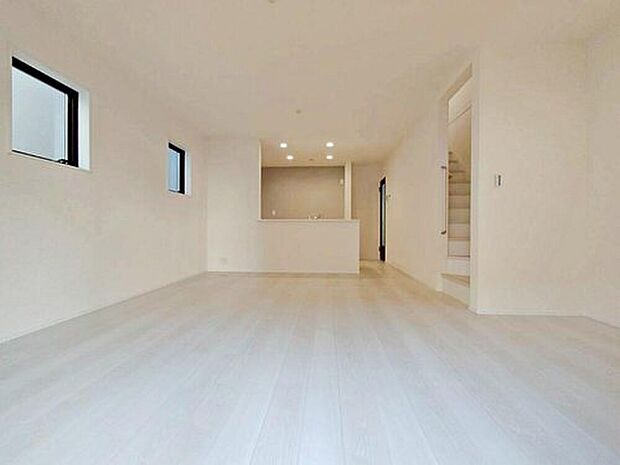 【リビング】２号棟
陽光ふりそそぐ１６．２帖の明るいリビング♪
対面式キッチンは、家事をしながら家族の様子が一目でわかる安心＆便利設備♪
各棟リビング階段仕様なので、毎日家族とのコミュニケーションが捗りそう♪