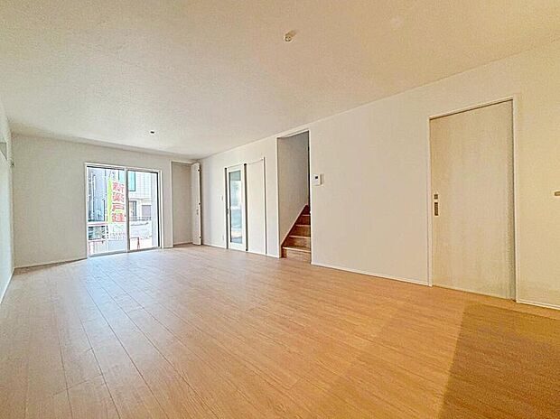 【リビング】陽光ふりそそぐ明るい２０帖のリビング。
対面式キッチンは、家事をしながら家族の様子が一目でわかる安心＆便利設備♪
リビング階段仕様となっているので、毎日家族とのコミュニケーションが捗りそう♪