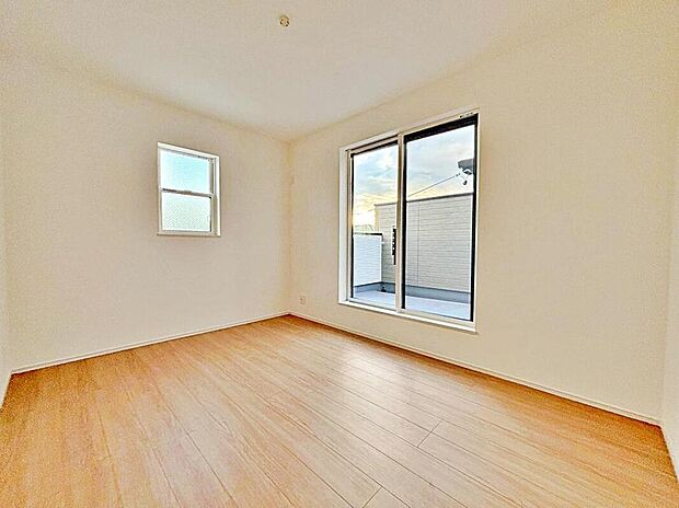 【リビング以外の居室】３号棟
全居室に二面採光を施した為、晴れの日の日中はいつも明るい室内に。
窓を開放すれば気持ちの良い風が入り込んできます。