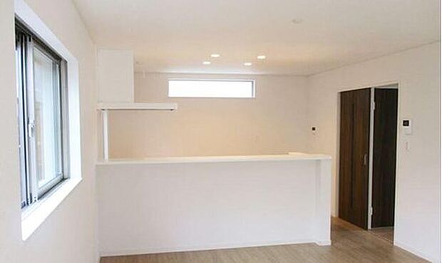 【ＬＥＤ】天井に配置したLED照明が空間全体をやさしく均一に照らし、昼夜を問わず明るく快適なLDKを演出します。省エネで家計にもやさしい照明です。