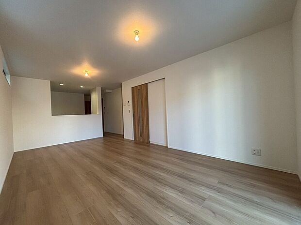 【リビング】【2号棟】
陽光ふりそそぐ明るい18.1帖のリビング。
対面式キッチンは、家事をしながら家族の様子が一目でわかる安心&便利設備♪