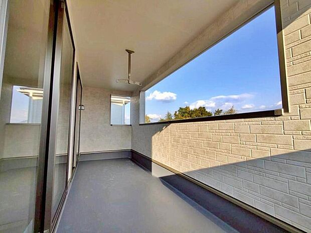 【バルコニー】２号棟
雨の日も洗濯物が濡れる心配のないインナーバルコニー仕様♪
２部屋から出入り出来て大変便利です。
お洗濯だけでなく、ちょっとしたリラックスできる空間にもなりそうです☆