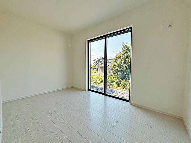 【リビング以外の居室】約５帖の、リビングに隣接した居室です。
家族と自然にコミュニケーションを取る機会が増えそう♪
洗面室が近い為、朝の準備や夜のリラックスタイムがより快適になりそうですね♪