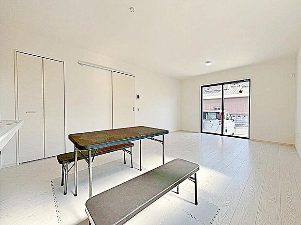 【リビング】約１７帖の広々明るいリビング♪
対面式キッチンは、家事をしながら家族の様子が一目でわかる安心＆便利設備♪