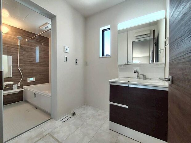 【洗面台・洗面所】暮らしを快適にする三面鏡仕様の洗面化粧台。
収納力と機能性に優れた使いやすい設備で、忙しい朝の身支度もスムーズに♪