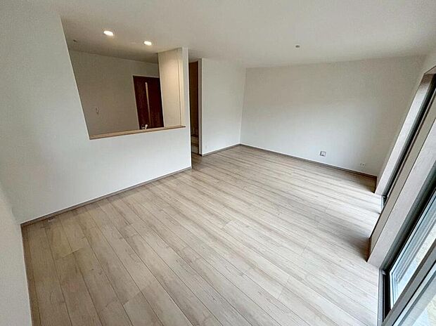 【リビング】明るい雰囲気が心地いい約１６．７５帖のリビング♪　
採光良好です！　
家族団らんの時間も増えそうなくつろぎの場所になりそう♪