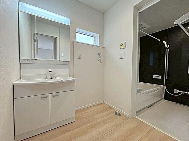 【洗面台・洗面所】２号棟
暮らしを快適にする三面鏡仕様の洗面化粧台。　　　
収納力と機能性に優れた使いやすい設備で、忙しい朝の身支度もスムーズに♪