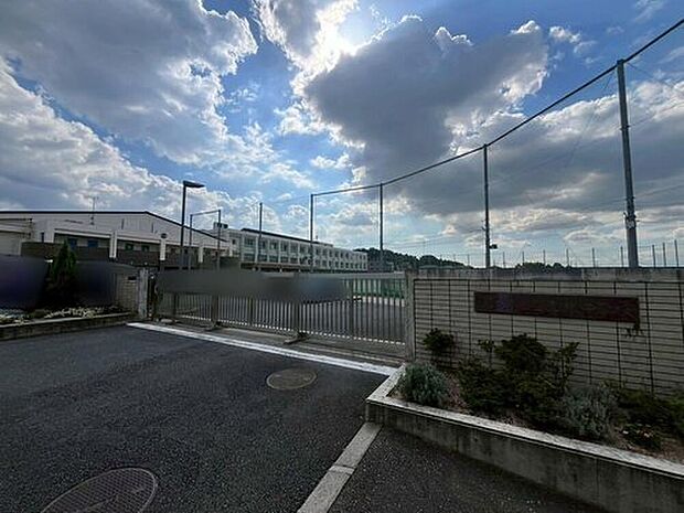 名古屋市立吉根中学校(約942m)