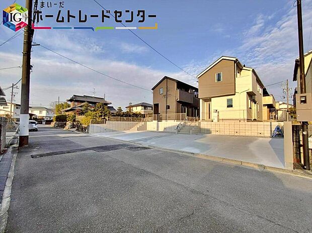 【前面道路含む現地写真】前面は南西側約6mの道路です。
交通量が少なく、ゆとりをもって駐車できます。
お問い合わせはお気軽に☆