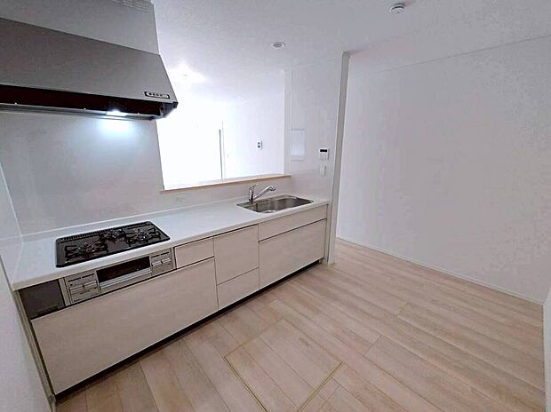 【キッチン】3号棟
収納力豊富なシステムキッチン。
大型スライド収納付きで、すっきり片付けやすいキッチンです。
床下収納もついています♪