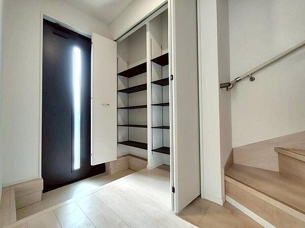 【玄関】1号棟
明るくて清潔感溢れる玄関。
便利な下駄箱収納付きです♪
散らかりがちな玄関もすっきりと片付きます。