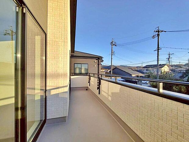 【バルコニー】6号棟
2室利用可能なワイドバルコニー♪
家族分の洗濯物もしっかり干せます。
南向きで日当たりも良く、毎日のお洗濯が楽しくなりそう♪