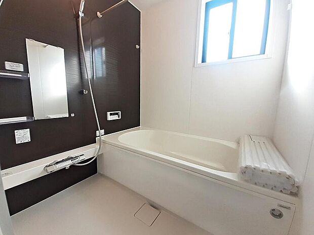 【浴室】1坪以上広さを設けた浴室で、ゆったりバスタイム♪
お子様と一緒に入るにも充分な広さです。
一日の疲れを癒せます♪