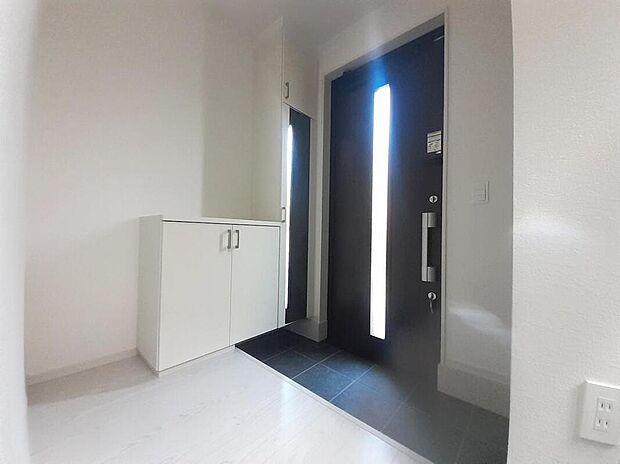 【玄関】明るくて清潔感溢れる玄関。
便利なシューズインクローク&シューズボックス付きです♪
散らかりがちな玄関もすっきりと片付きます♪
急な来客時でも安心ですね♪